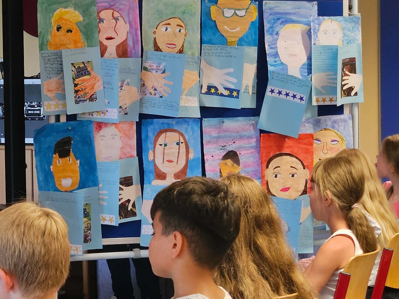 "Kreative Kinder beim Malen bunter Bilder, fröhliche Kunstwerke, kreative Aktivitäten für Kinder"