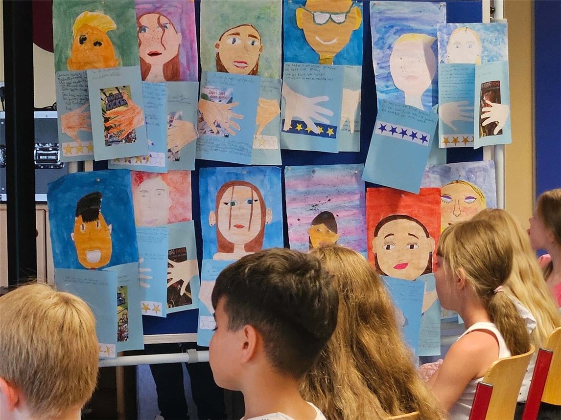 "Kreative Kinder beim Malen bunter Bilder, fröhliche Kunstwerke, kreative Aktivitäten für Kinder"