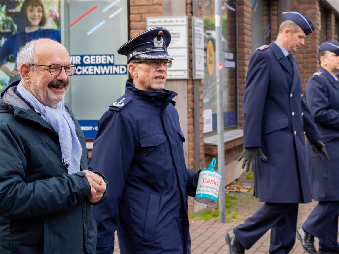 Auch in diesem Jahr wird Bürgermeister Wolfgang Gebing gemeinsam mit Soldaten Spenden sammeln. Foto: Stadt Kleve