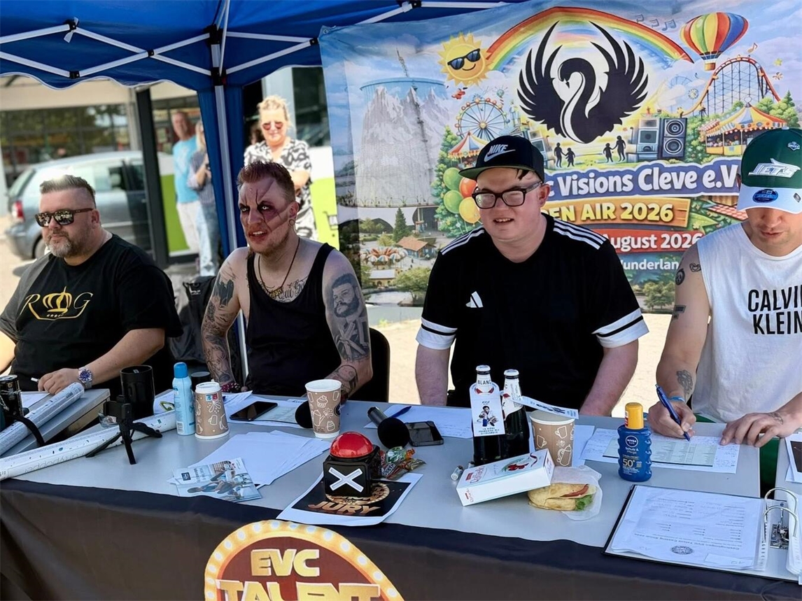 "Gruppe junger Talente beim EVC-Event 2023, lächelnd und motiviert, Talentförderung im Fokus"