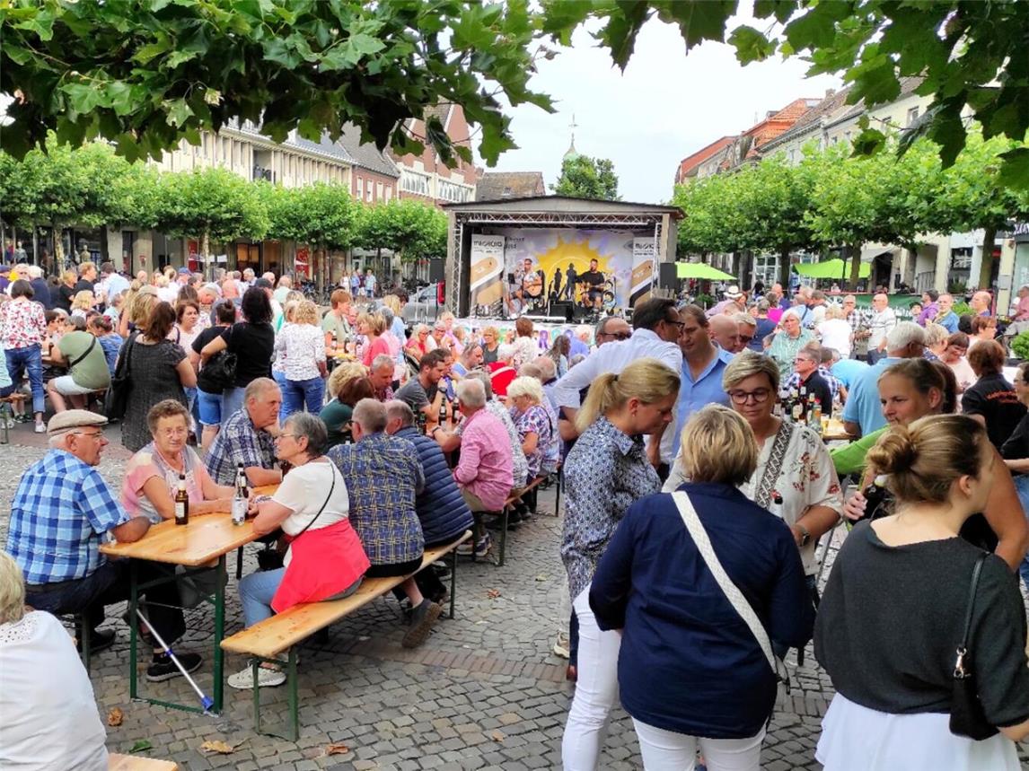 Auch in Geldern war der Markt bei der Gelderner-Sommer-Tour gut gefüllt. Es war der fünfte Termin der neuen Live-Musikreihe der Stadt Geldern. Kommende Woche geht es nach Lüllingen.Foto: Stadt Geldern
