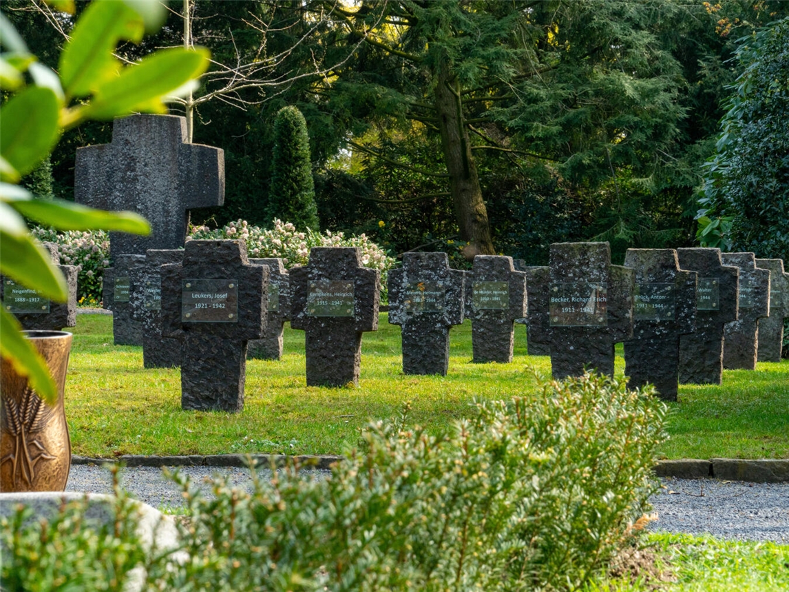 Auch in Geldern wird am Volkstrauertag der Kriegsopfer gedacht. Hier ein Bild der Gedenkstätte auf dem Gelderner Friedhof.Foto: Gerhard Seybert