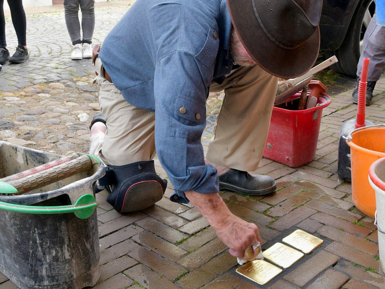 "Stolpersteine in Issum erinnern an Holocaust-Opfer, verlegt von Gunter Demnig. Foto: Rüdiger Dehnen Archiv"