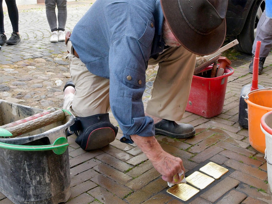 "Stolpersteine in Issum erinnern an Holocaust-Opfer, verlegt von Gunter Demnig. Foto: Rüdiger Dehnen Archiv"