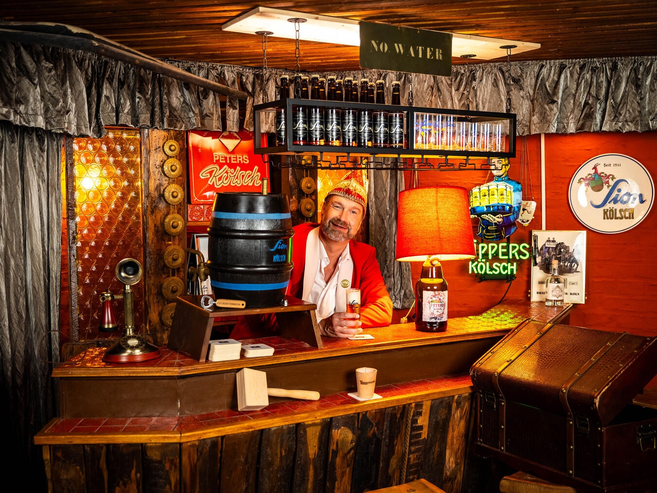 "Volker Weininger auf Bühne mit Kölsch in der Hand, humorvolles Solo-Programm, Foto von Kay-Uwe Fischer"
