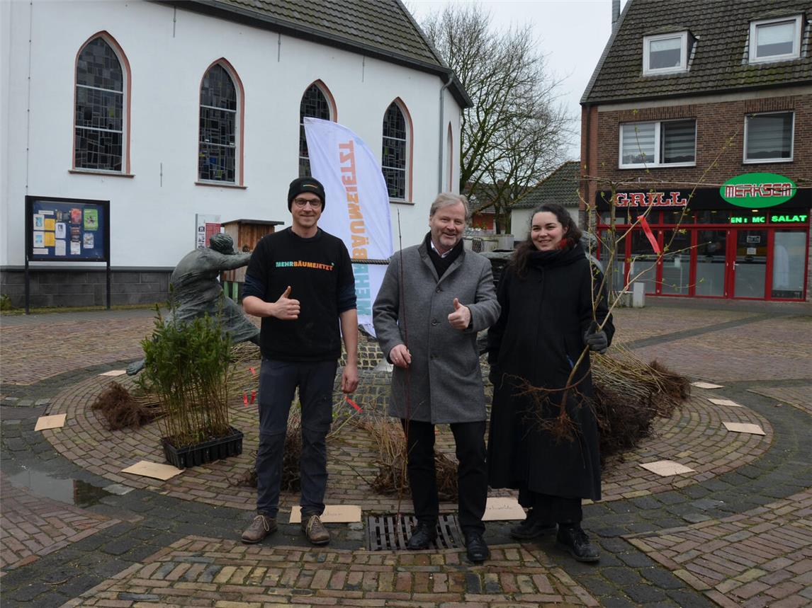 Auch in Uedem werden Bäume kostenlos abgegeben. Von links Paul Bickmann (Regionalkoordinator MBJ Niederrhein), Bürgermeister Rainer Weber, Chantal Fouquet (Klimaschutzmanagerin Uedem). Foto: Gemeinde Uedem