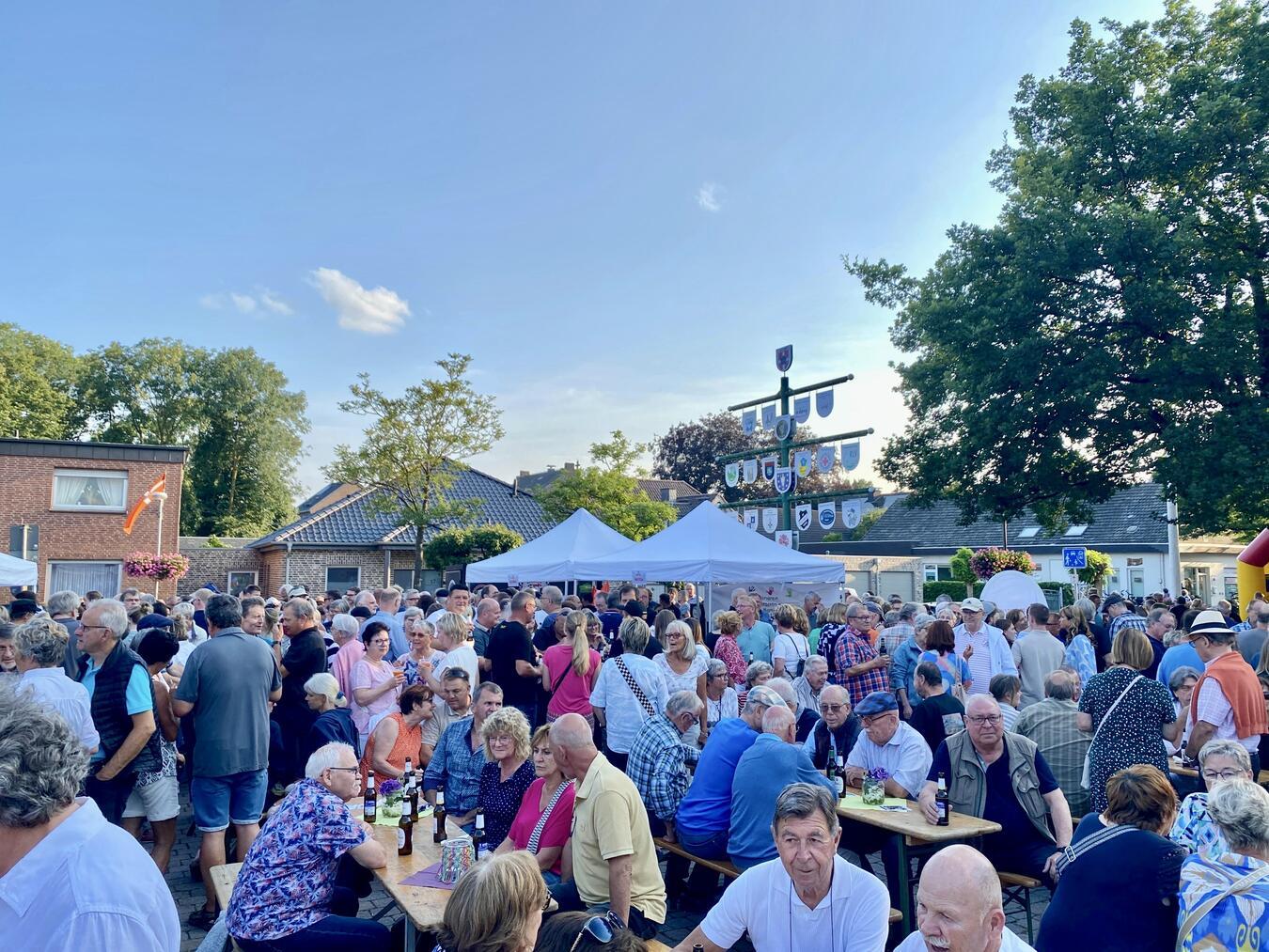Auch in Veert zog die Gelderner-Sommer-Tour wieder viele Besucher an. Es war der vierte Termin der neuen Live-Musikreihe der Stadt Geldern. Kommende Woche geht es in Geldern weiter.Foto: Stadt Geldern/Wunschkonzert