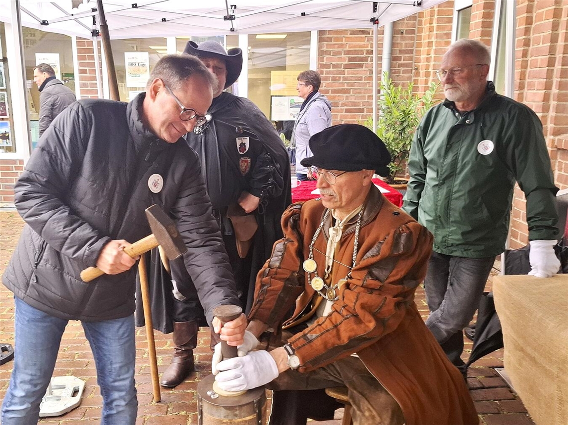 "Jubiläumsmünze Schlag von Kämmerer Andreas Mai, Stadt Rees"