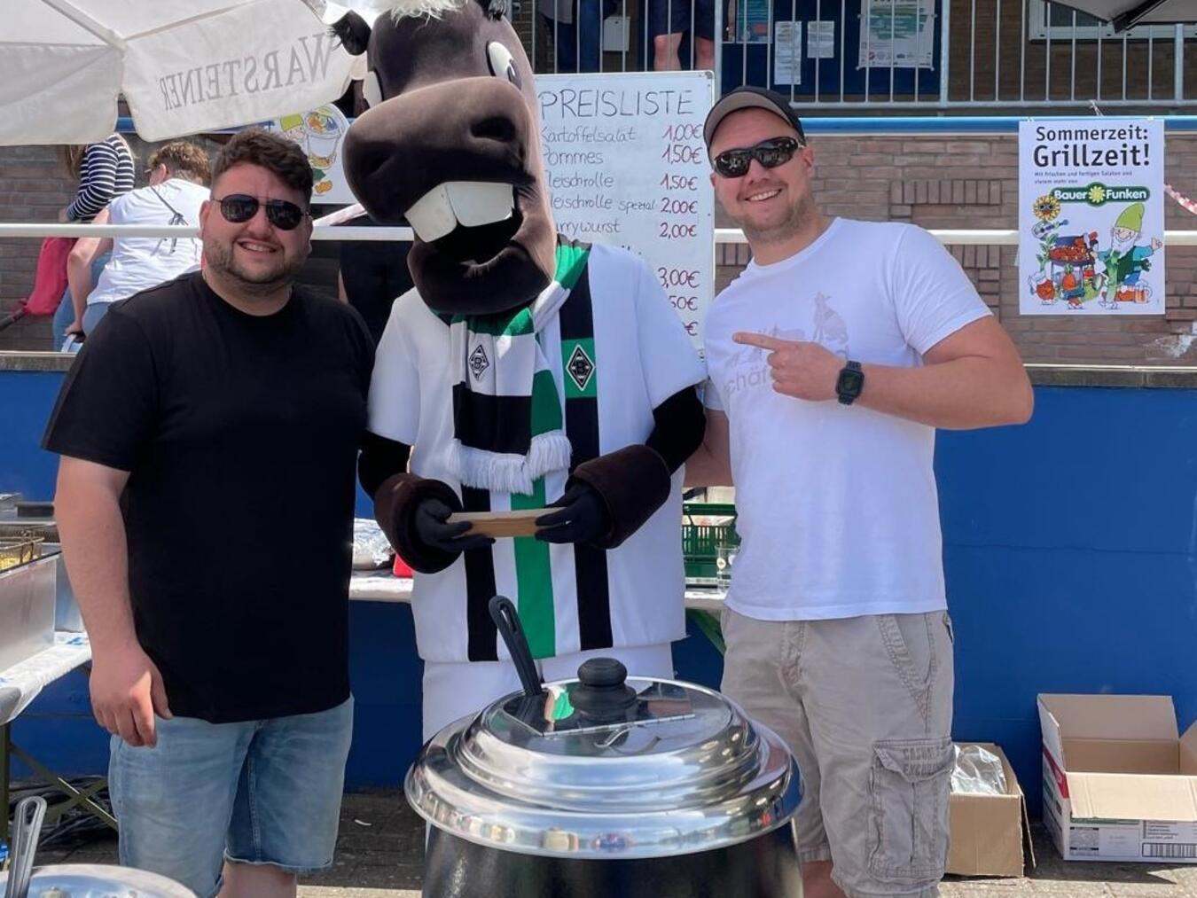 Großes Jugendturnier beim SV Blau Weiß Herongen Auch Maskottchen „Jünter“ hat seinen Besuch in Herongen angekündigt.Foto: privat