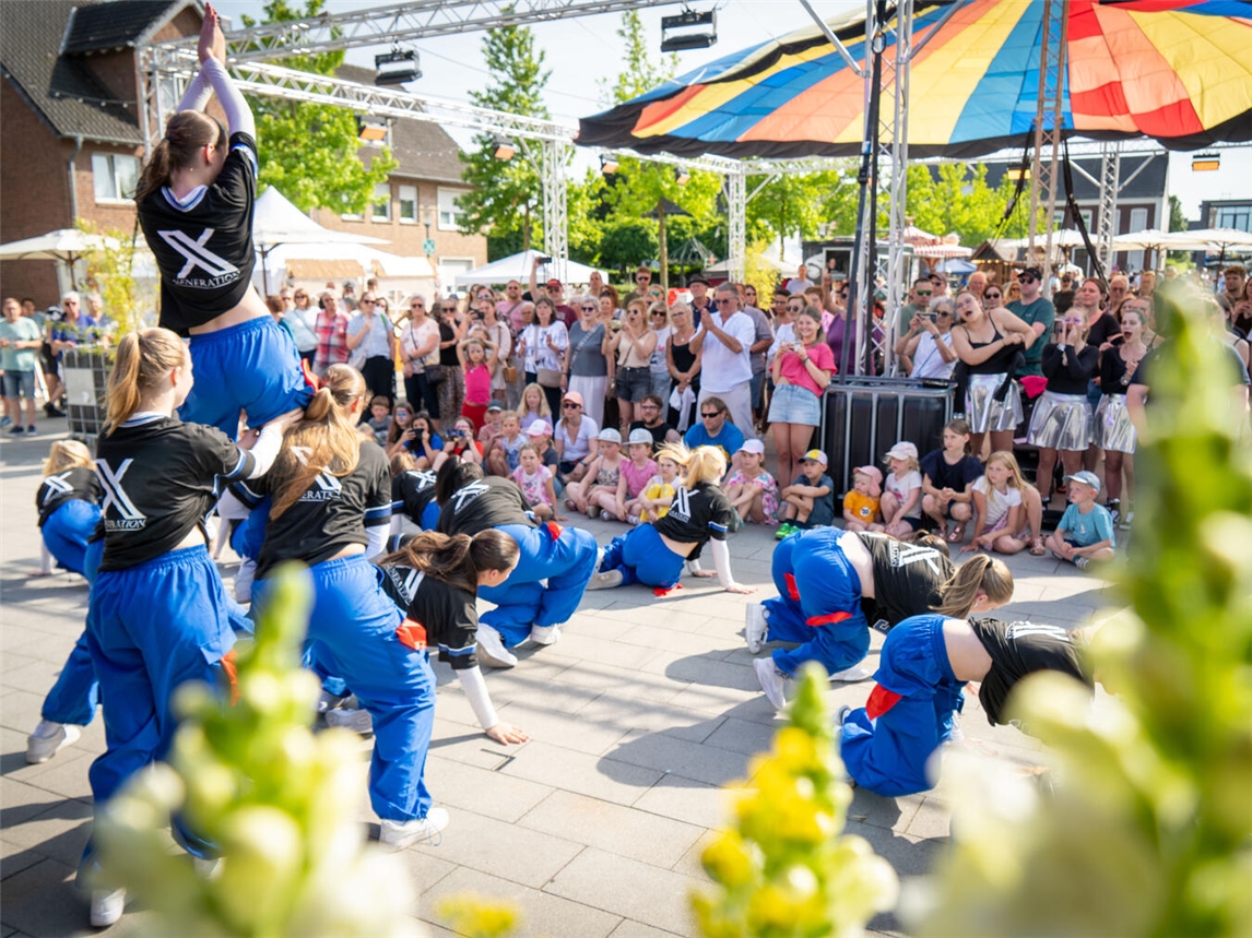 "Weeze 800 Jahre Feier, fröhliche Menschen, historische Kulisse, Lebensfreude, Feststimmung, Gerhard Seybert Foto"
