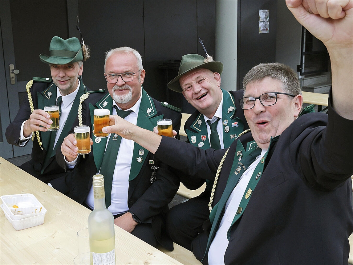 "Schützen beim fröhlichen Vogelschießen ohne neuen König, traditionelle Feststimmung"