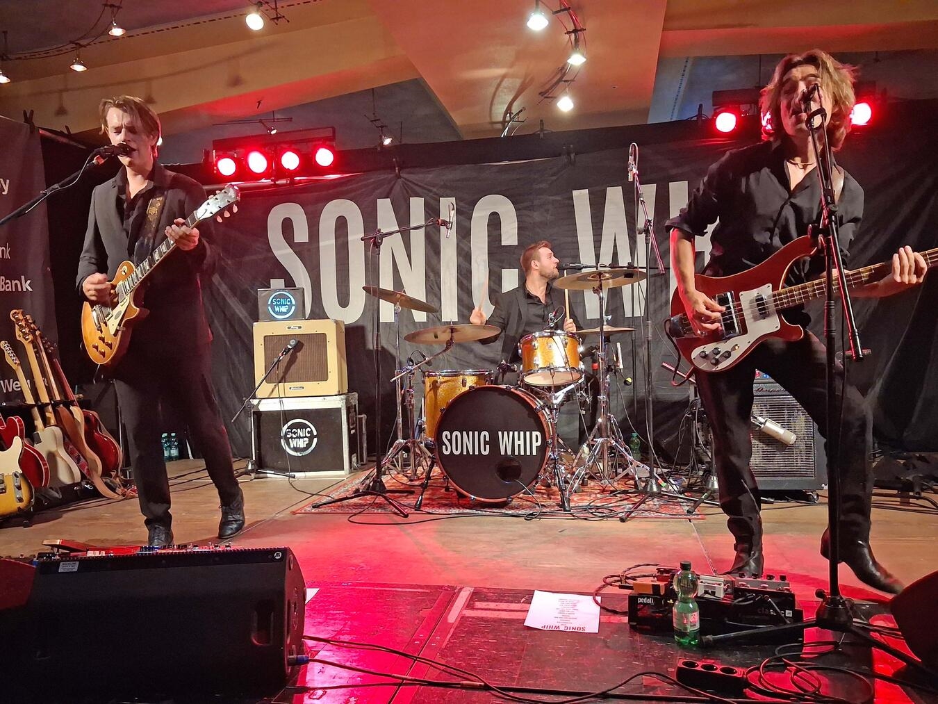 Ein etwas anderes Doppelkonzert "Sonic Whip Live-Auftritt, beeindruckende Performance, Foto von Stefan Perry"