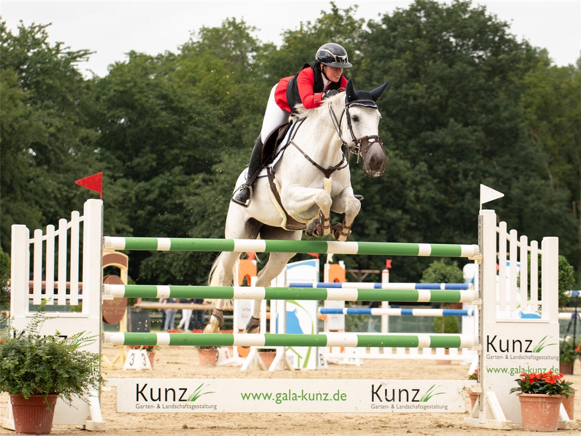 "Reiterin Verena Schilloh bei Springprüfung, Pferdesportfoto von Isabell Sauels"