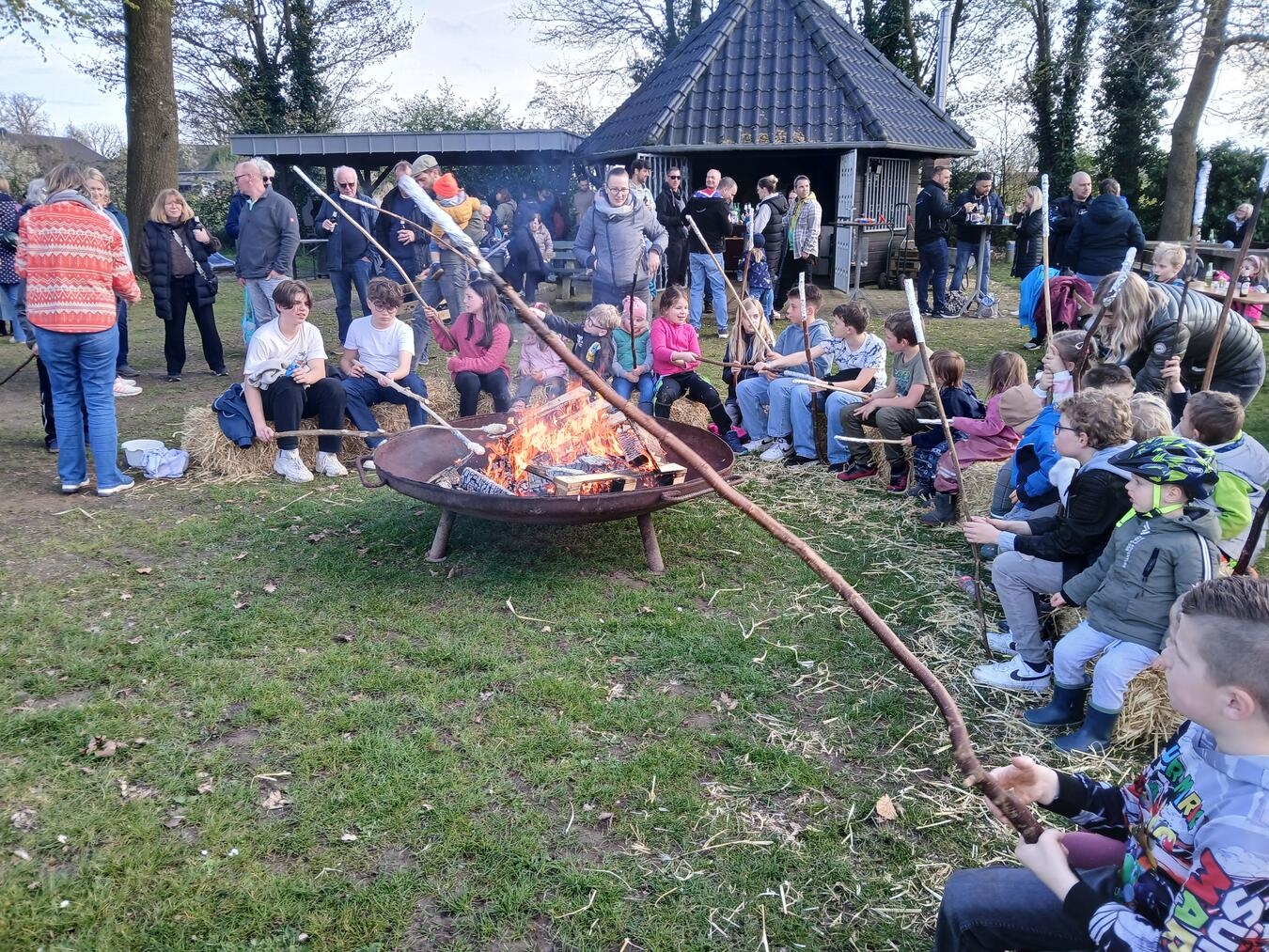 "Familienosterfeuer in Louisendorf, Stockbrotbacken am Lagerfeuer"