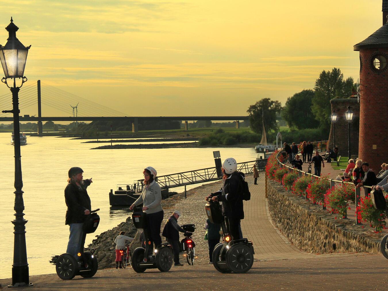Auch über die Rheinpromenade in Rees führt die Segway-Tour. Foto: Wahid Valiei