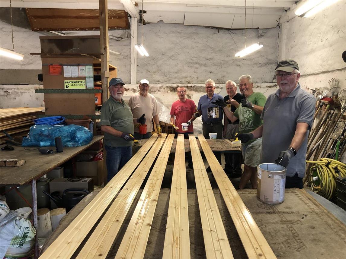 Auch wenn aktuell vor Ort kein Fortschritt erkennbar ist, schreiten die Vorbereitungen für den Pavillon-Neubau doch weiter voran. Das Foto zeigt einige Veerter Schuffler, die schon seit Wochen damit beschäftigt sind, die enormen Mengen an Holz für den Pavillon zu streichen. Sobald diese Arbeiten abgeschlossen sind, kann der weitere Auf- und Ausbau durch die Zimmerei de Boer und Bedachungen Gravendyck-Gerke erfolgen. Voraussichtlich wird dies im Herbst sein.Foto: privat