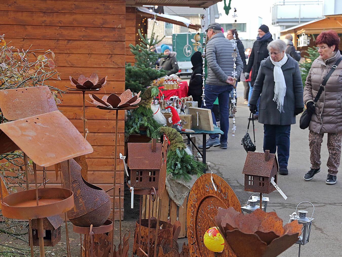 42. Weihnachtsmarkt an der Grundschule in Budberg Auch wenn es draußen kälter wird, gibt es auf dem Weihnachtsmarkt Deko-Materialien für den Garten.