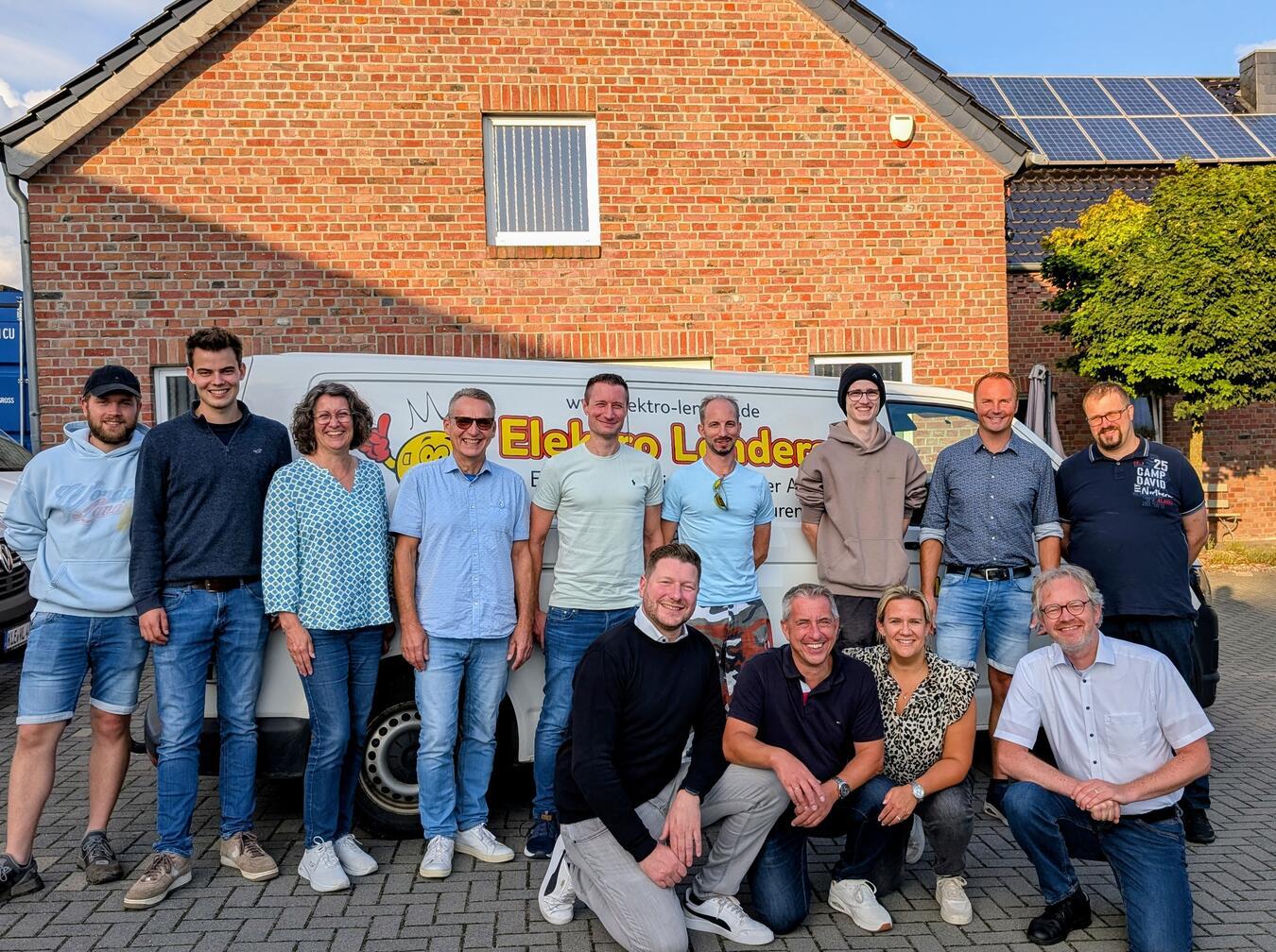 Auch Wolfgang und Nina Lenders und ihre Mitarbeiter konnten sich über persönliche Glückwünsche aus dem Rathaus freuen.Fotos: Gemeinde Wachtendonk