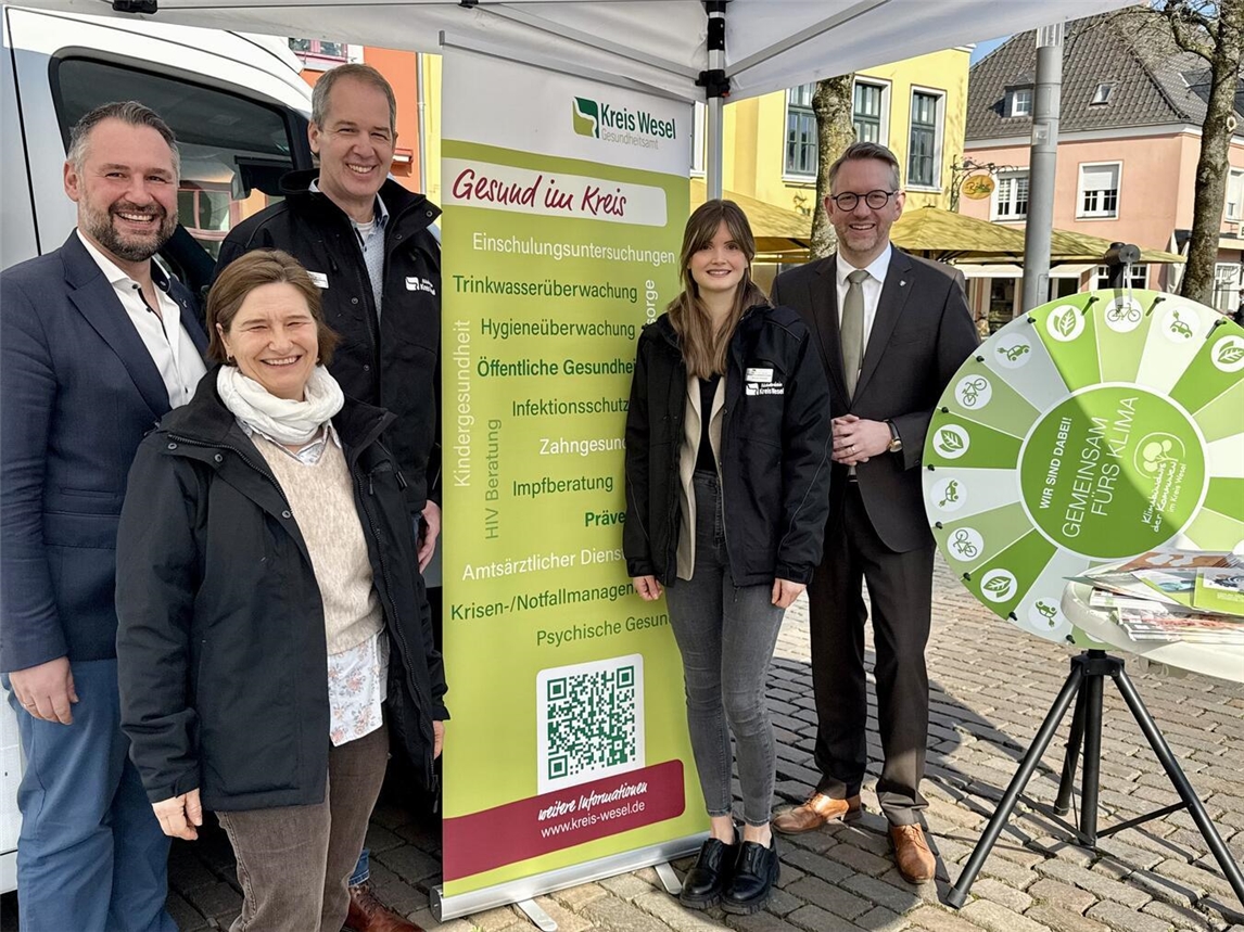 Auch Xantens Bürgermeister Rafael Zur (l.) und Landrat Ingo Brohl (r.) besuchten den Stand des Gesundheitsamtes in Xanten. NN-Foto: SP