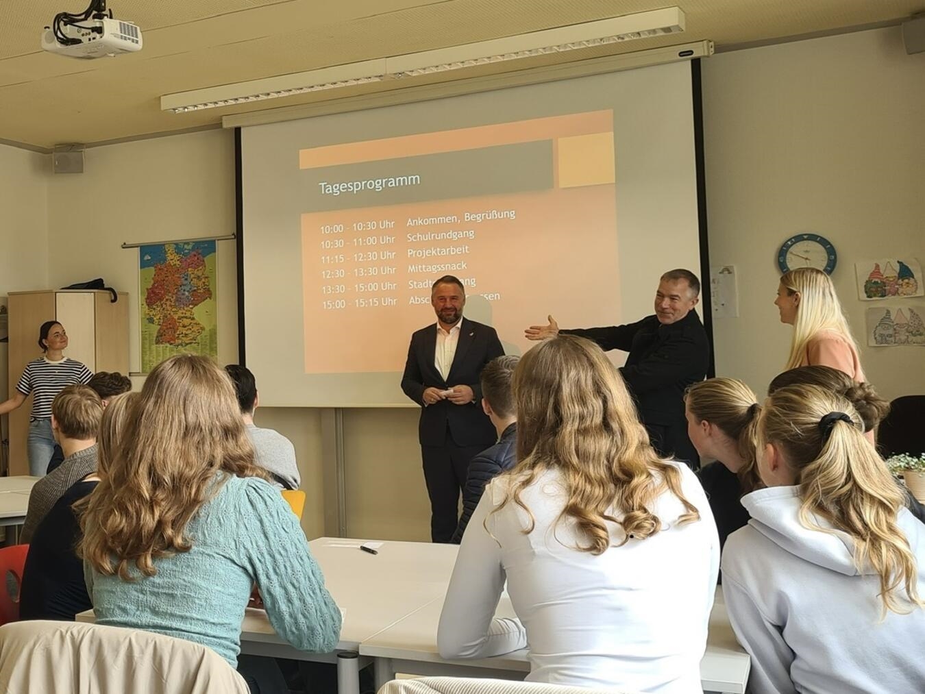 Auch Xantens Bürgermeister Rafael Zur sprach mit den Schülern. Foto: Gesamtschule