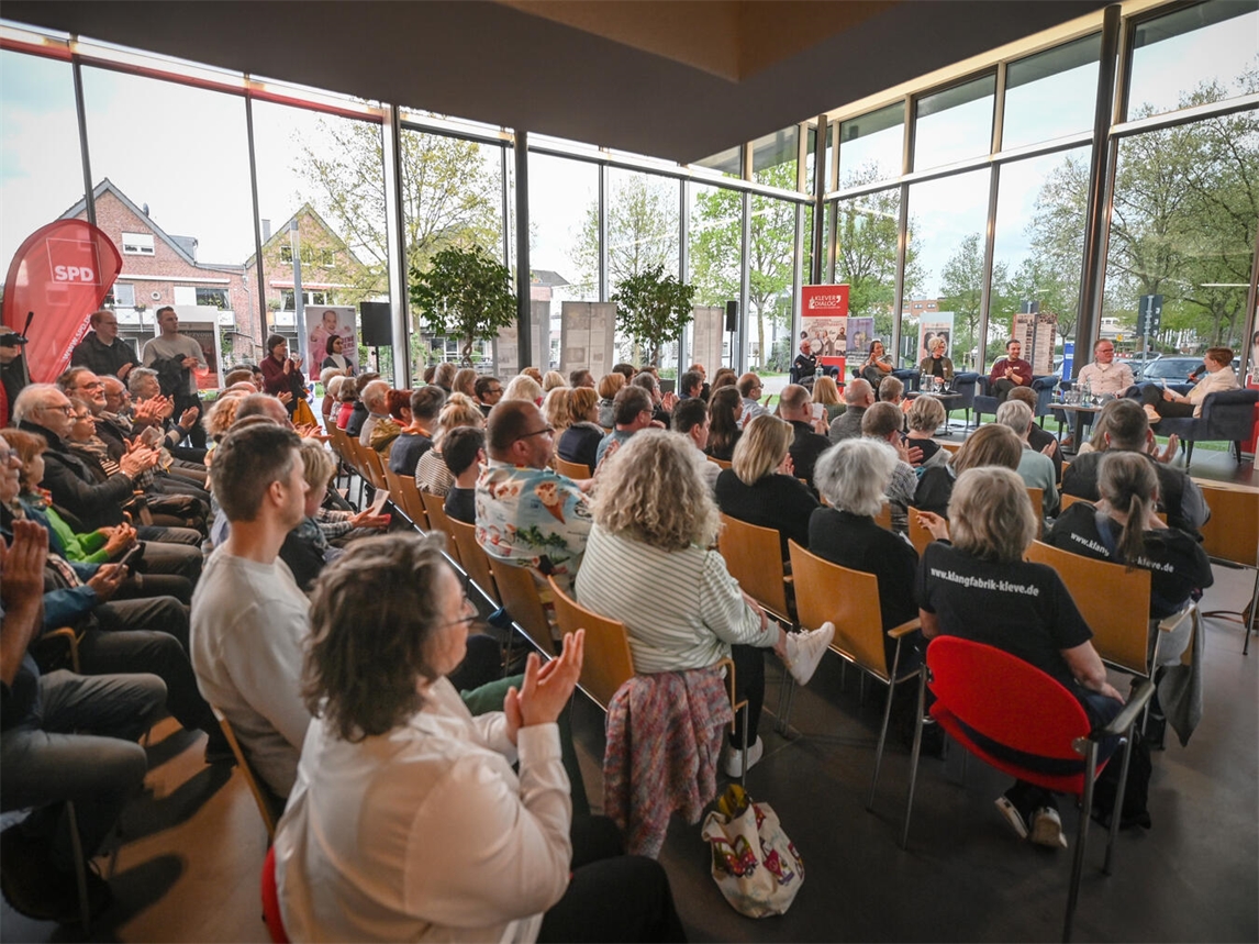 "Ehrenamtlicher Dialog im Stadthallen-Foyer, Foto von Markus van Offern"
