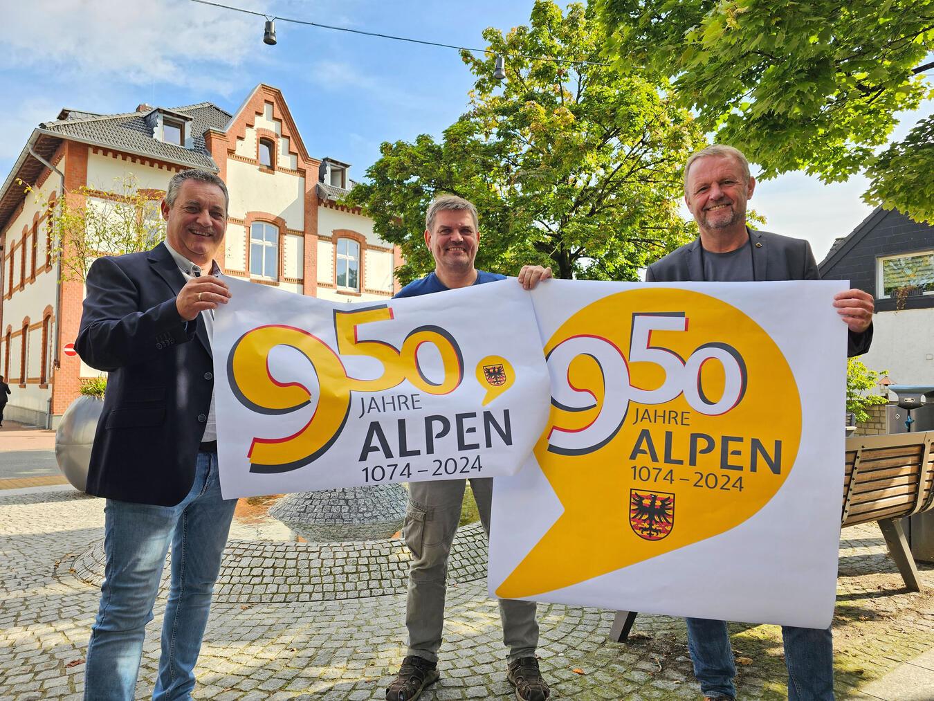 Auch zwei neue Logos gehören zum Jubiläumsjahr. V.l.: Thomas Janßen, Ludger „Luja“ Jackowiak und Bürgermeister Thomas Ahls. NN-Foto: Thomas Langer