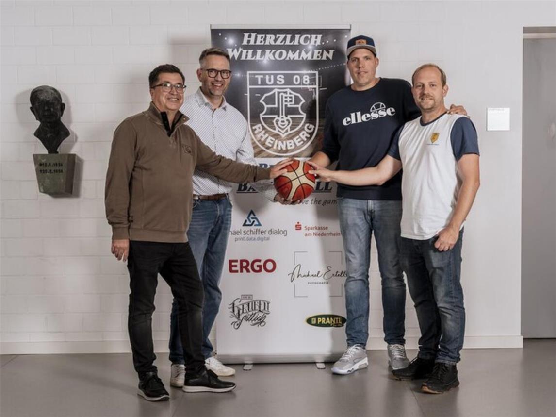 Auf das Lokalderby freuten sich (v.l.n.r.): Frank Tatzel (Präsident TuS 08 Rheinberg), Landrat Ingo Brohl, Thomas Schrader (Abteilungsleiter Basketball und 1. Vize-Präsident TuS 08 Rheinberg) und Michael Deininger (2. Vorsitzender BG Lintfort).Foto: Michael Ertelt