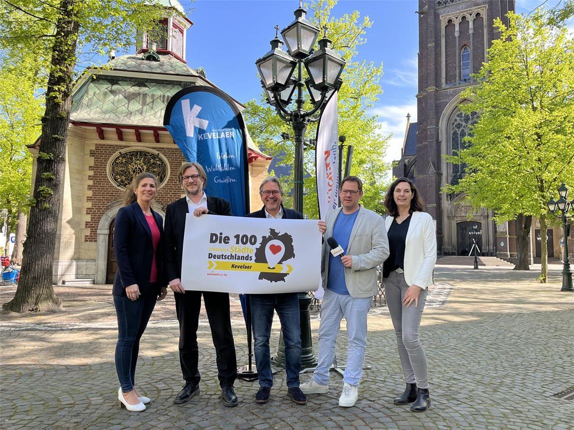 Auf das Pilotprojekt, das am 28. Mai auf dem Kapellenplatz stattfindet, freuen sich, v.l: Verena Rohde (Wirtschaftsförderin und Leiterin Kevelaer Marketing), Kevelaers Bürgermeister Dr. Dominik Pichler, Holger Terhorst (Tubal Touristik), Björn Kasper (Sonnenklar.TV) und Andrea Kirk (Kevelaer Marketing). Foto: Wallfahrtsstadt Kevelaer