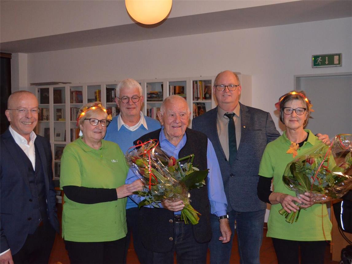 Auf dem Bild sind von links nach rechts zu sehen: Pfarrer Dietmar Heshe, Stellv.Vorsitzende Ulla Halupka, Chorleiter Norbert Cerfontaine, Geburtstagskind und Ehrenmitglied Rolf Siemes, Vorsitzender Thomas Janßen und Brigitte Brodowski Jubilarin. Foto: privat