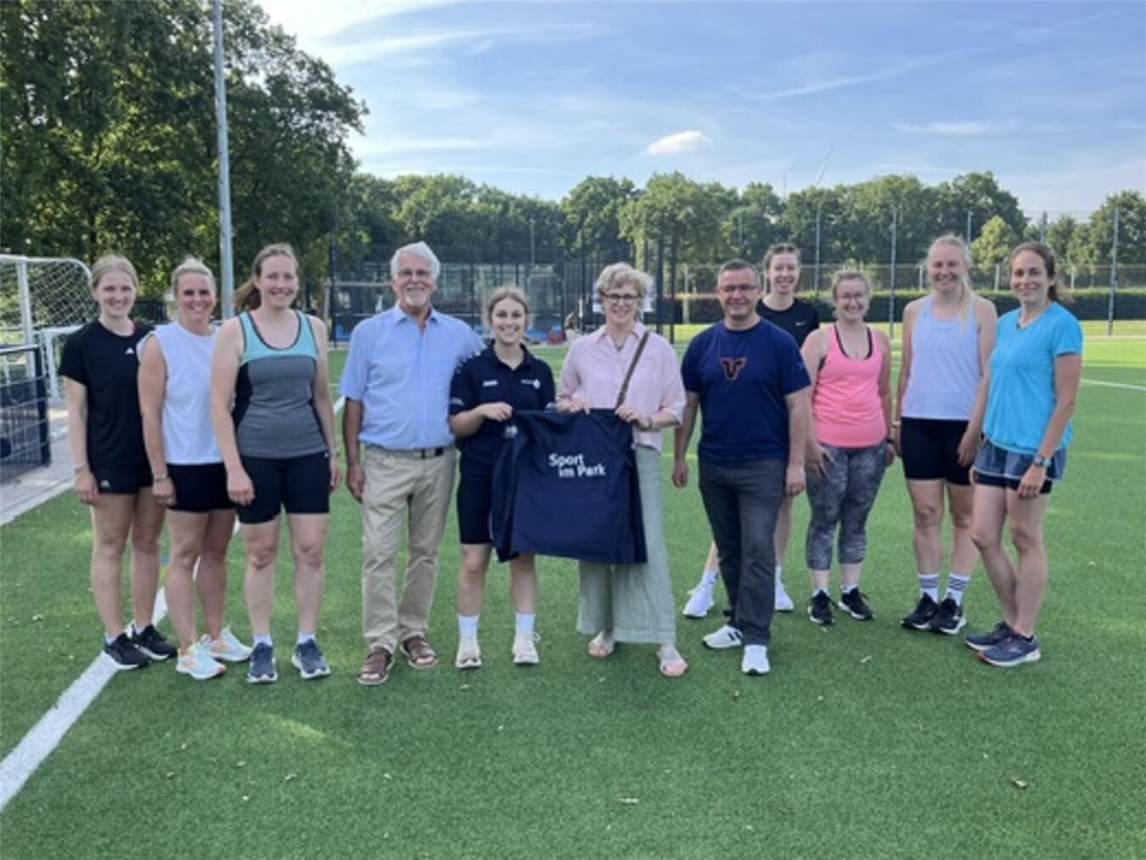 Gruppenfoto mit Werner Terheggen, Silke Janssen, Doris Bonnes-Valkyser, Mario Lüfkens und sportlichen Teilnehmern beim Event in Straelen.