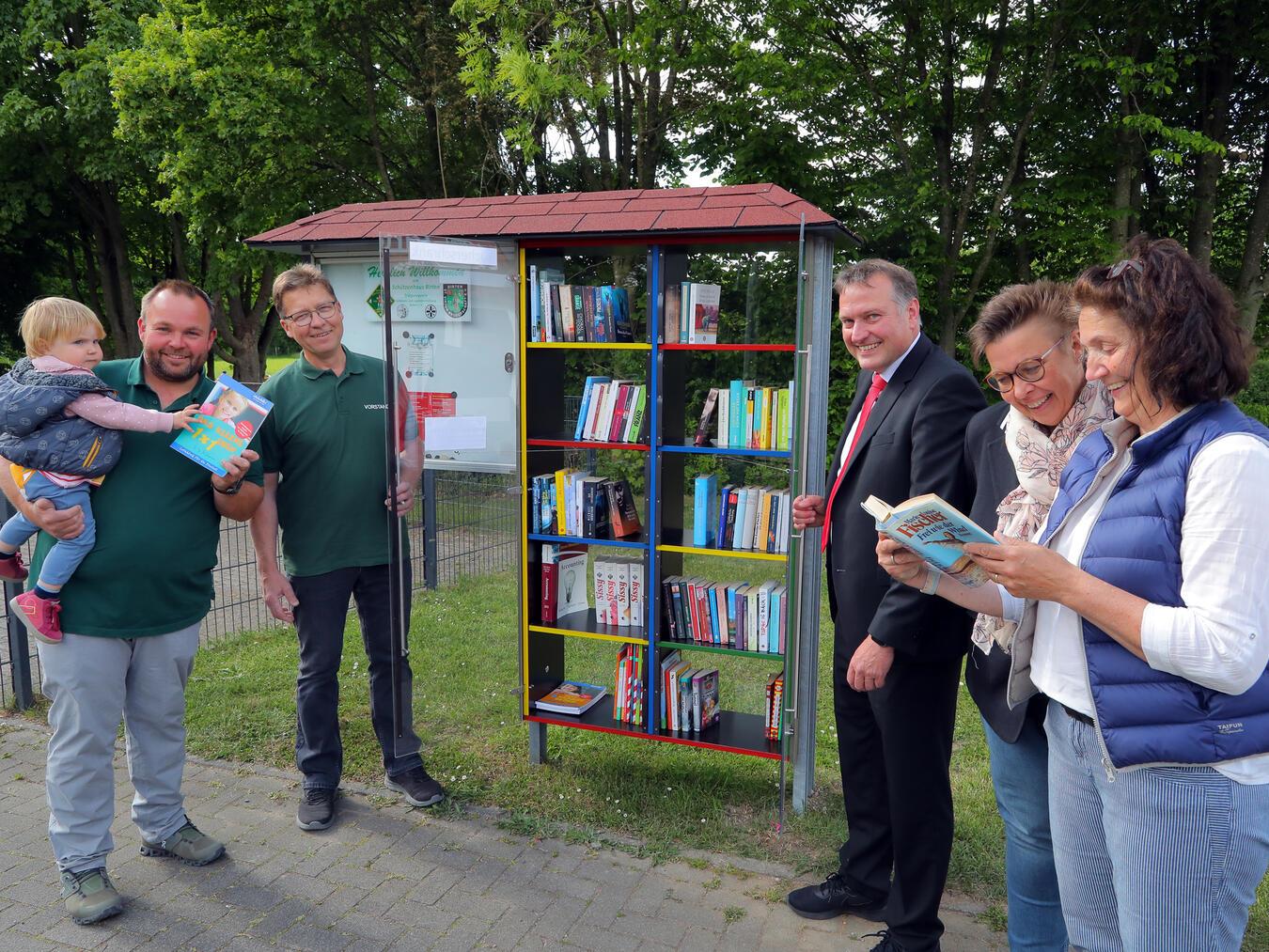 Auf dem Bild zu sehen sind Frank Verholen mit Tochter Hannah, Hans-Georg Angenendt, Ludger Wehren von der Sparkasse, Angela Hügen und Edeltraud Koppers (v.l.).Foto: Sparkasse am Niederrhein