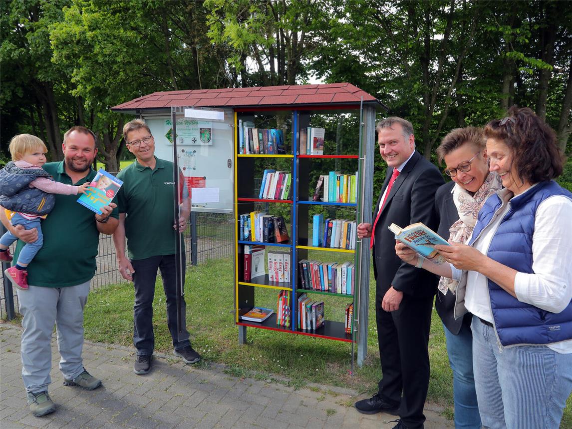 Auf dem Bild zu sehen sind Frank Verholen mit Tochter Hannah, Hans-Georg Angenendt, Ludger Wehren von der Sparkasse, Angela Hügen und Edeltraud Koppers (v.l.).Foto: Sparkasse am Niederrhein