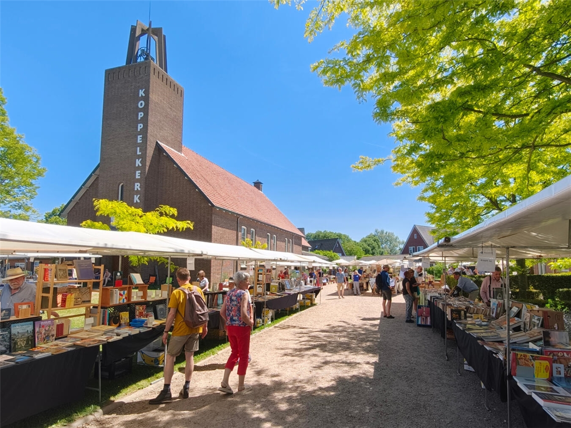 Auf dem Büchermarkt in Bredevoort findet sich Literatur in verschiedenen Sprachen. Diese kann zwischen 10 bis 17 uhr durchstöbert werden. Foto: PR