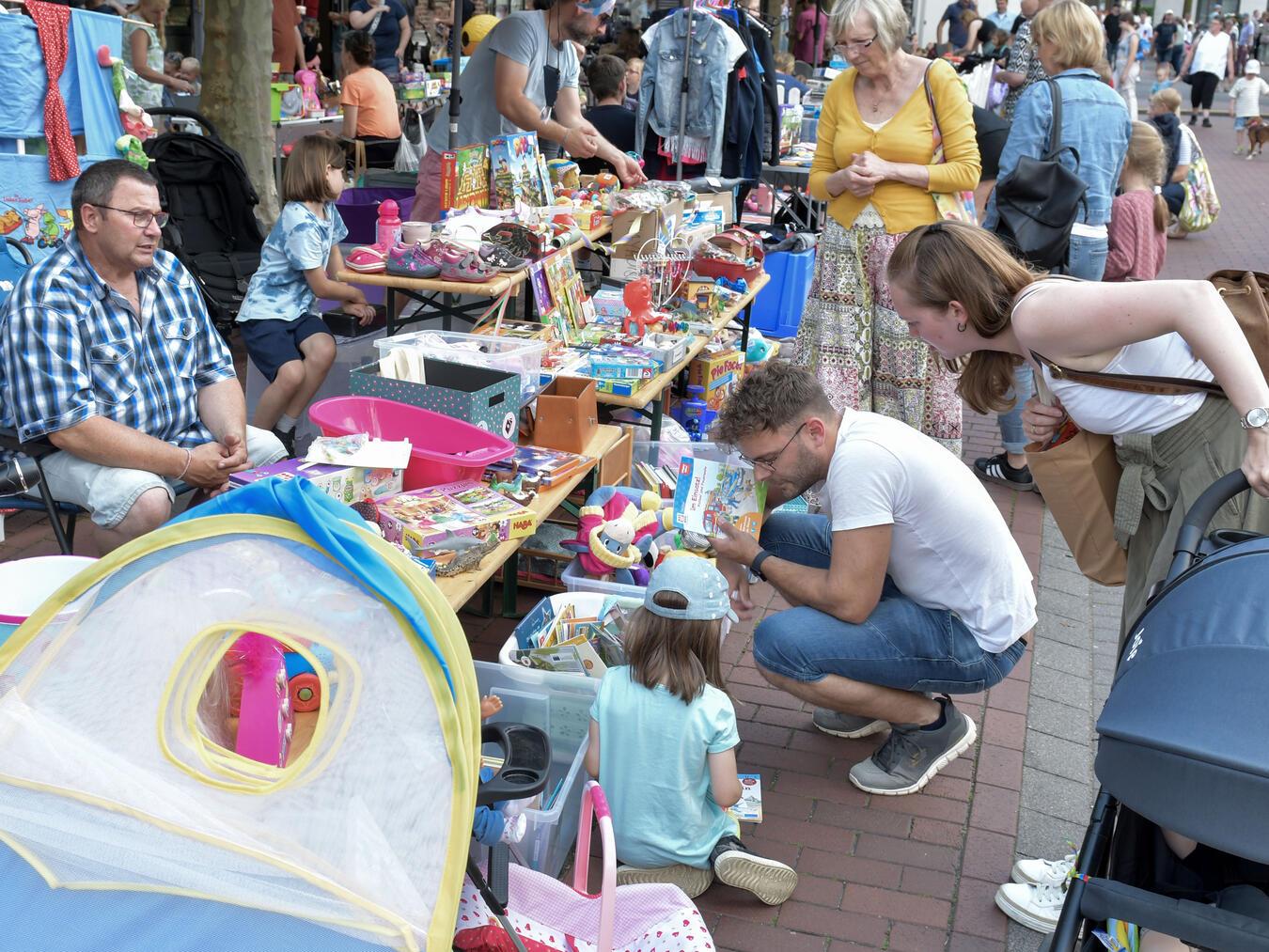 Auf dem bunten Trödelmarkt gibt es allerlei schöne Dinge zu entdecken. NN-Foto: Archiv/Gerhard Seybert