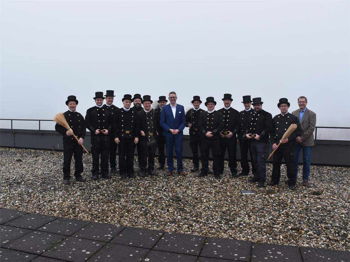 Auf dem Dach des Kreishauses: Landrat Ingo Brohl, Vorstand für Sicherheit und Ordnung Dr. Lars Rentmeister und die Schornsteinfeger beim traditionellen Neujahrsbesuch. Foto: Kreis Wesel