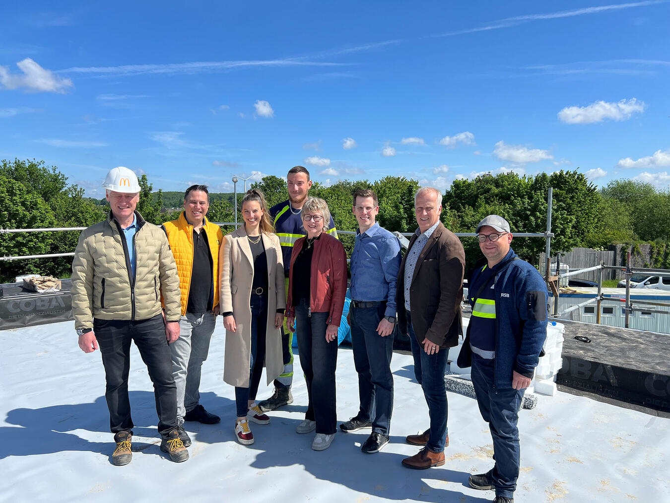 Gruppenfoto auf dem Dach eines neuen McDonald's-Restaurants im Heronger Feld mit Bauherren und lokalen Vertretern.