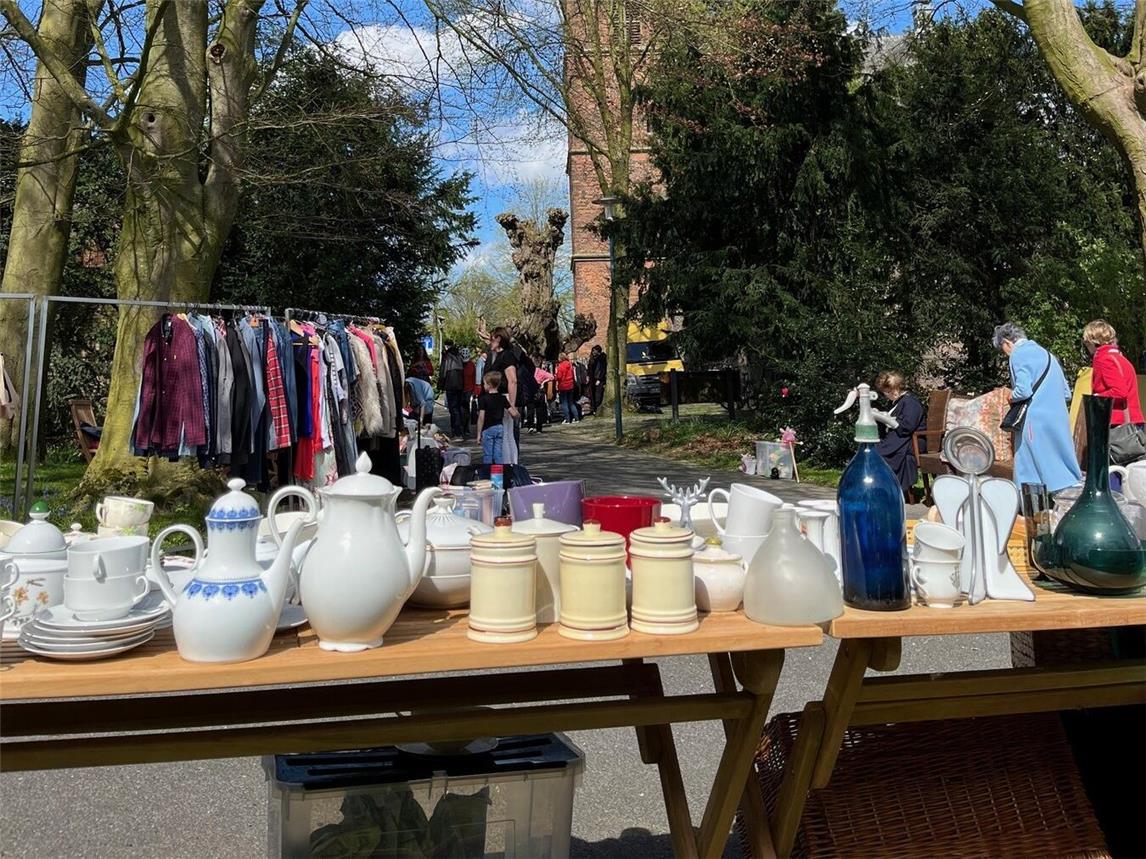 Auf dem Dorfplatz an der alten Kirche können externe Trödler gegen eine Gebühr von fünf Euro/Meter ihre Waren zum Verkauf anbieten. Foto: Förderverein St. Antonius alte Kirche Hau