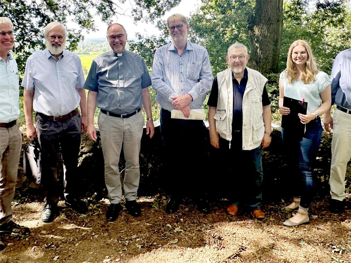 Auf dem Eltener Berg trafen sich (v. l.) Georg Schoofs, Adalbert Niemers vom Nabu, Weibischof Rolf Lohmann, Karl-Heinz Heuvelmann Kirchensteuerrat, Johannes ten Brink von der Bürgerinitiative, Annika Preissner vom BGV sowie Thomas Höver, ebenfalls Mitglied der Bürgerinitiative. Foto: privat