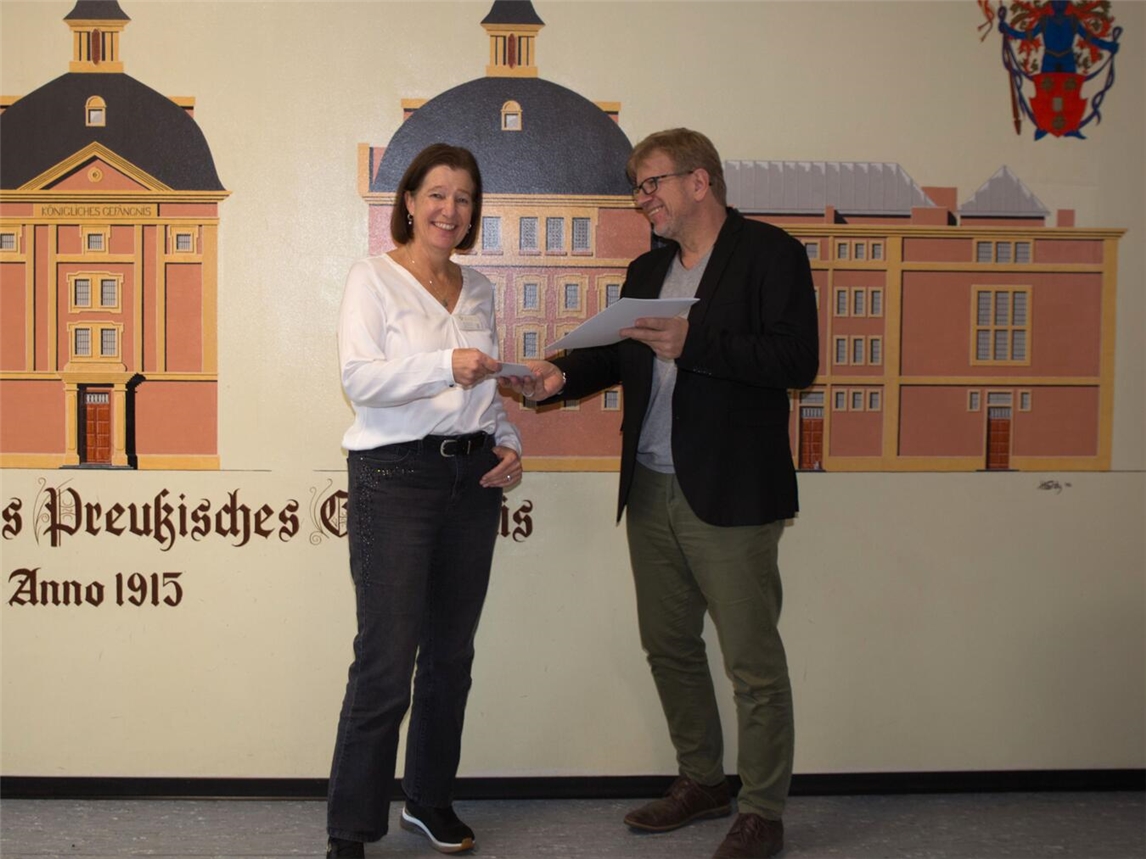 Auf dem Foto: Andrea van Tits (Leiterin Bunter Kreis Kleverland) und Andreas Krumsiek (Anstaltsleiter JVA Kleve). Foto: KKLE