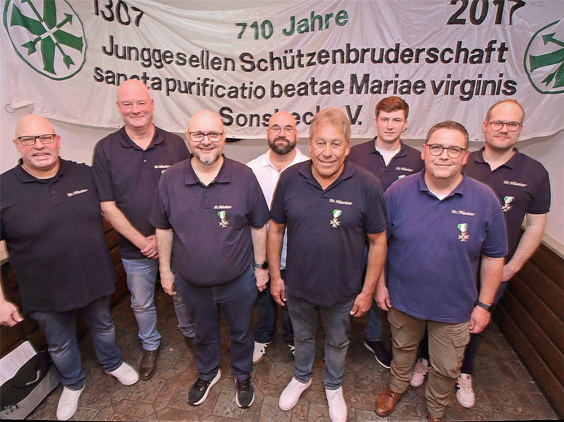Auf dem Foto Brudermeister und Geehrte (v.l.) v. l. Brudermeister Mike Kartheuser, Detlef Koppers (15 Jahre Mitgliedschaft), Wolfgang Schoofs (40), Stefan Terhoeven (15), Matthias Broeckmann (45), Sebastian Joosten (15), Jochen Grüntjens (40), Markus Krebber (15). NN-Foto: Theo Leie