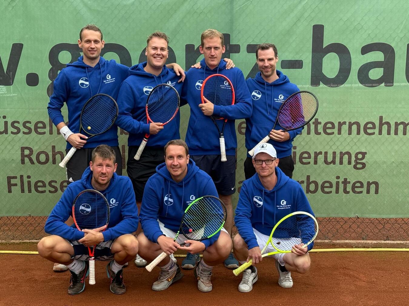 Auf dem Foto der 1. Herrenmannschaft: Julian Schoofs, Simon Siebert, Marco Voss, Kai-Uwe Angenendt, Patrick Schrörs, Frederik Rottmann, Christian Anders. Foto: TC Kalkar