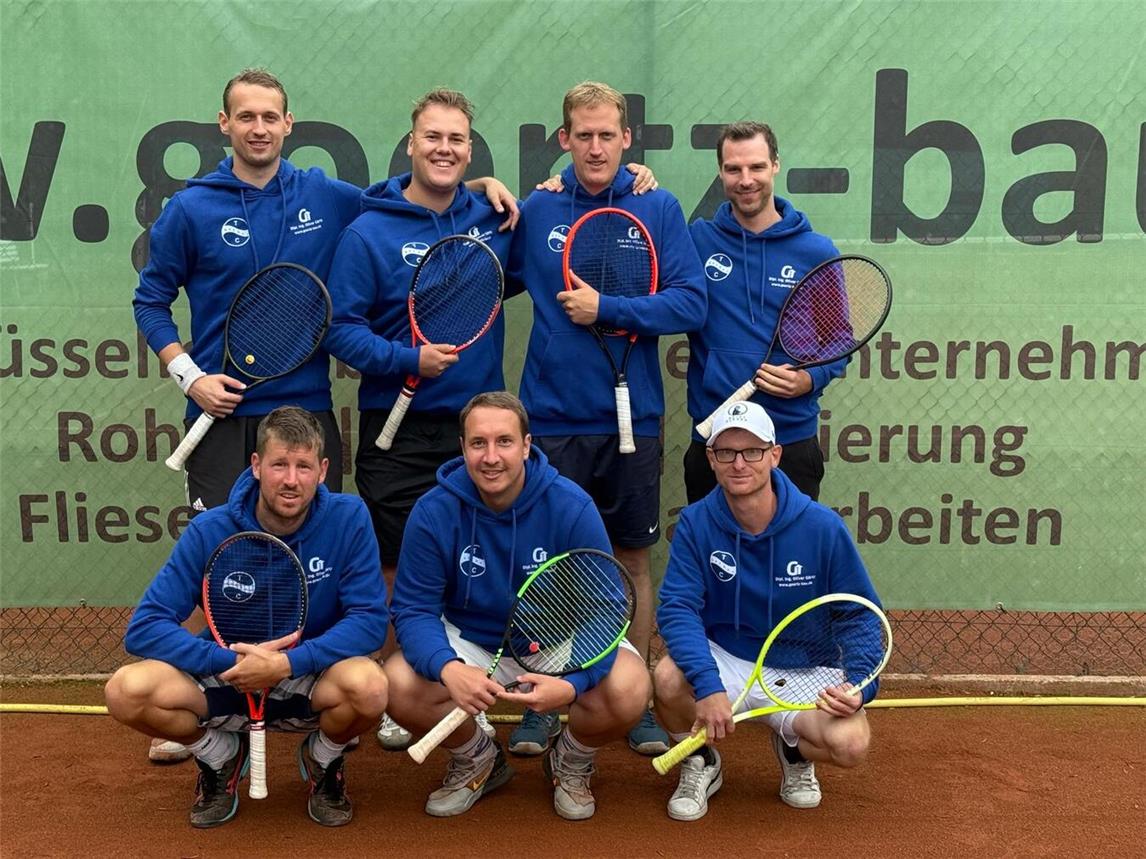 Auf dem Foto der 1. Herrenmannschaft: Julian Schoofs, Simon Siebert, Marco Voss, Kai-Uwe Angenendt, Patrick Schrörs, Frederik Rottmann, Christian Anders. Foto: TC Kalkar