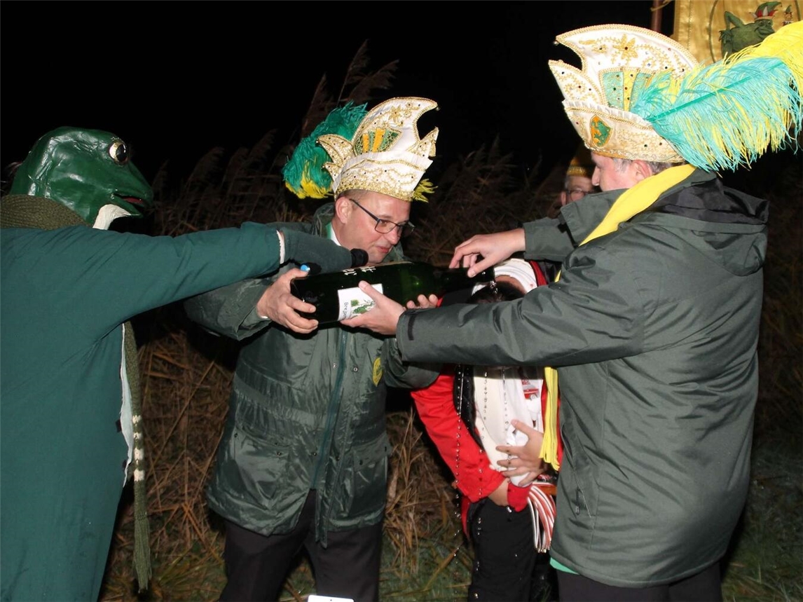 Auf dem Foto der neue Präsident Mario Coumans (links) und der alte Präsident Helmut Vehreschild (rechts), die Prinz Tim der Rockende mit Brejpott-Wasser getauft haben. Ganz links der Frosch (Michael „Wusel“ Jansen). Foto: Brejpott-Quaker Kellen