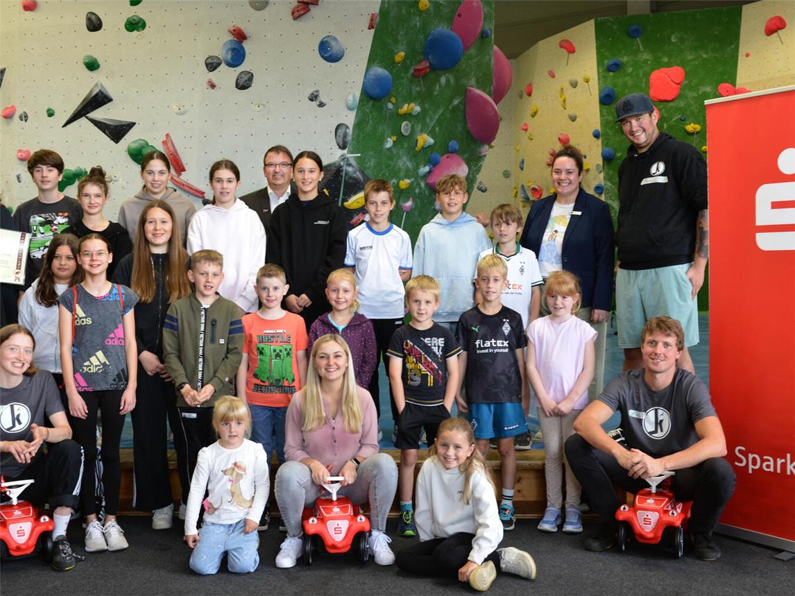 Auf dem Foto die Gewinner mit Janine Klosowski-Reintjes, Karoline Pesnjak und Thomas Janßen von der Sparkasse, Rebecca Schoofs vom Tiergarten Kleve und Alexander Schmitz und Team der Kliff Boulderhalle. Foto: Sparkasse Rhein-Maas