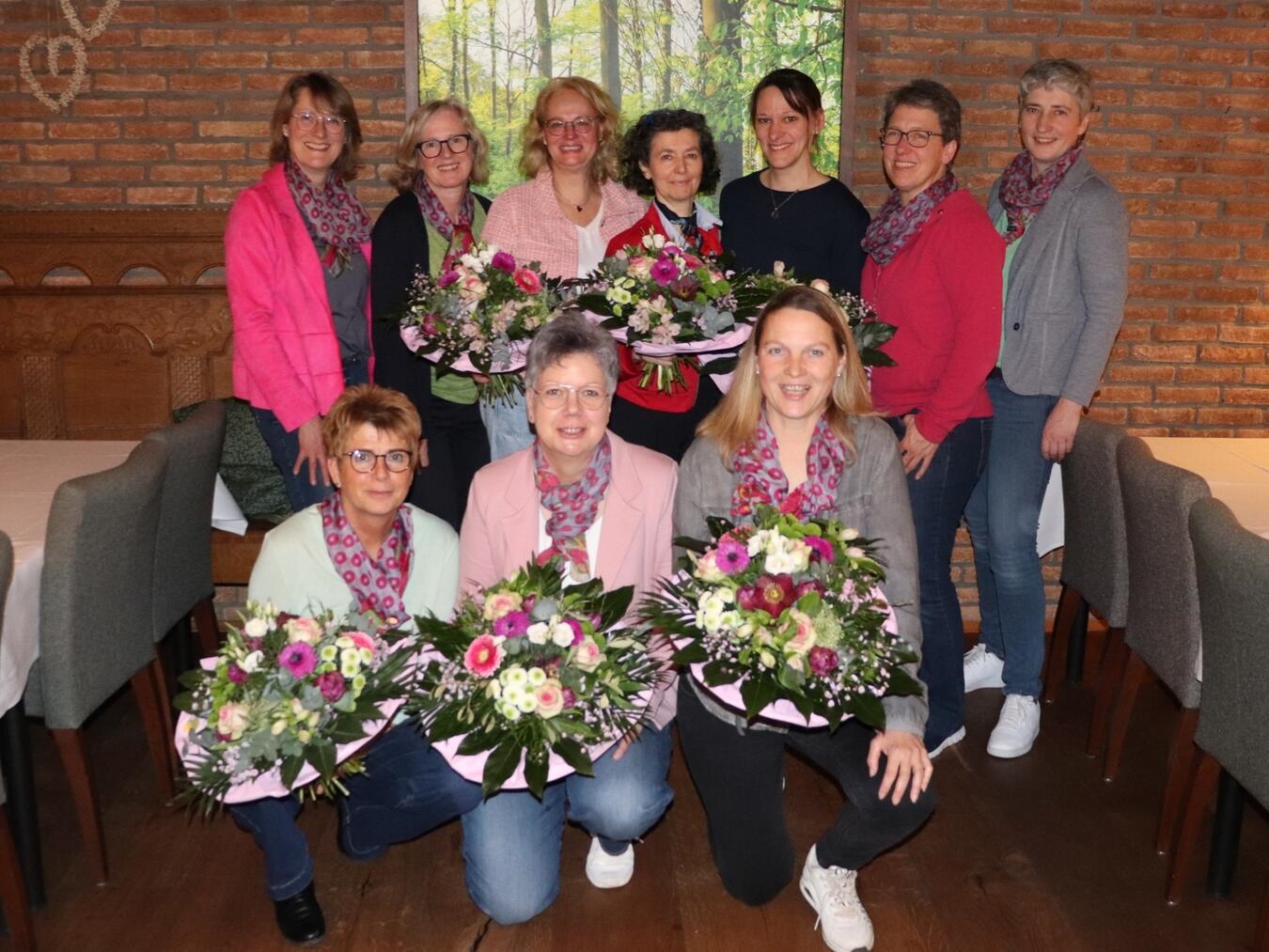 Auf dem Foto: hinten v.l. Brigitte Krebber-van Betteray, Ute Fürtjes-Janßen, Elke Reichertz, Anja Ersfeld, Anke Bruckmann, Ulrike Terhorst, Rita Lemken; vorne v.l. Wilma Schattmann, Marlene Lemken, Sandra Heynen-Tekotte. Foto: Landfrauen