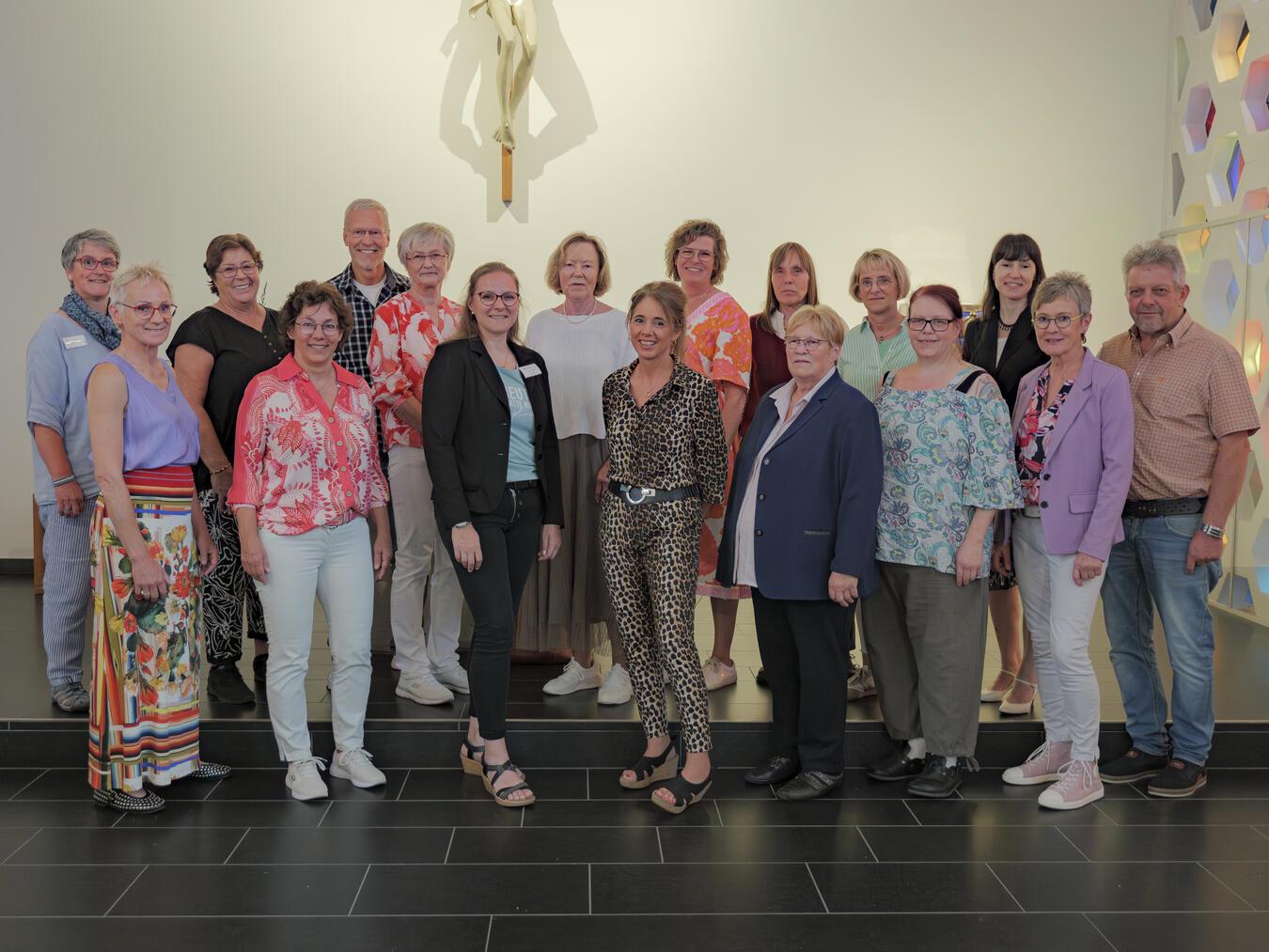 Auf dem Foto (o.v.l.): Judith Welbers (Seelsorge AHK), Gaby Stober (Koordinatorin), Gerold Schelm, Karin Köppel, Gisela Blome, Meike Kreiß, Rita Moselaken-Richter, Margit Wolhorn, Tatyana Saueressig; (u.v.l.) Juditha Kisoensingh, Sabine Linssen, Marion Aryus, Jennifer Welles (Koordinatorinnen), Margret Korgel, Heidi Syben, Dorothee Beutler (Koordinatorin), Johannes Lunenburg. Nicht auf dem Foto, aber ebenso erfolgreich: Agnes Heiting. Foto: KKL-Stiftung