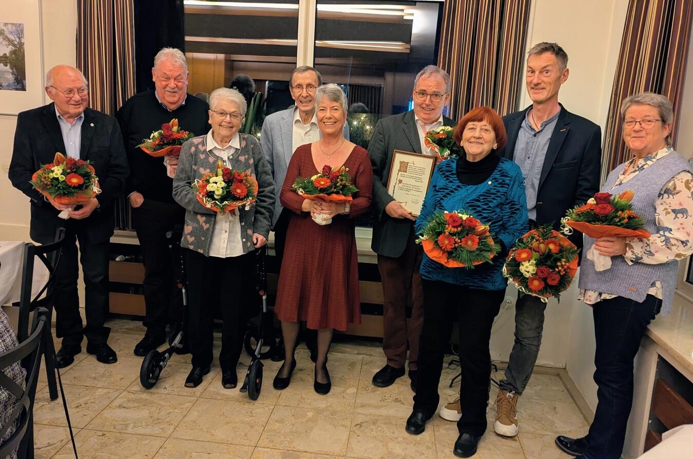 Auf dem Foto sind zu sehen (v. l. mit Jubiläumszahl): Helmut Rotthoff (25), Hans-Georg Knechten (10), die besondere Jubilarin Ingrid Rotthoff (65), Fritz Zazalowski (25), Gaby Reinhard (25), Chorleiter Christian Franken (40), Christa Hempel (25), Thomas Molderings (20) und Marlies Franken (35). Foto: Ellen Poschen