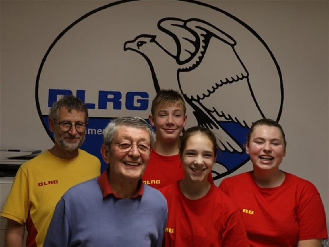 Auf dem Foto (v.l.): Ansgar Billen (Leiter der Ortsgruppe), Winfried Schöttle (Leiter der Ausbildung), Lasse Scheepers, Isabel Knist, Clara Steinvoort. Foto: Tim Behrens 
