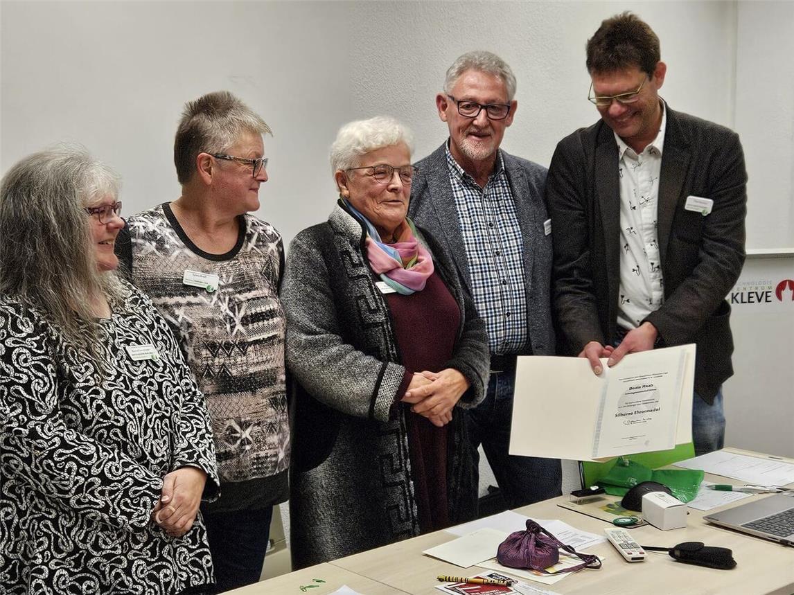 Auf dem Foto (v.l.): Bianca Cornelißen, Syliva Bradl (Leitungsteam), Beate Raab, Detlef Schoemakers (Vorstandsmitglied und Leitungsteam), Peter Biermann (Vorstandsmitglied). Foto: Rheuma-Liga