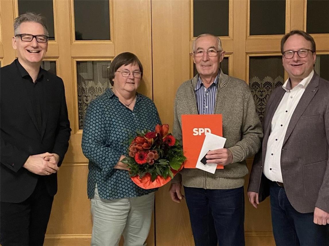 Auf dem Foto (v.l.): Bodo Wißen (stellvertretender SPD Unterbezirksvorsitzender, Karin Wilhelm (SPD-Ortsvereinsvorsitzende), Gerd van Beek, Thorsten Rupp (SPD Unterzirksvorsitzender). Foto: SPD Bedburg-Hau
